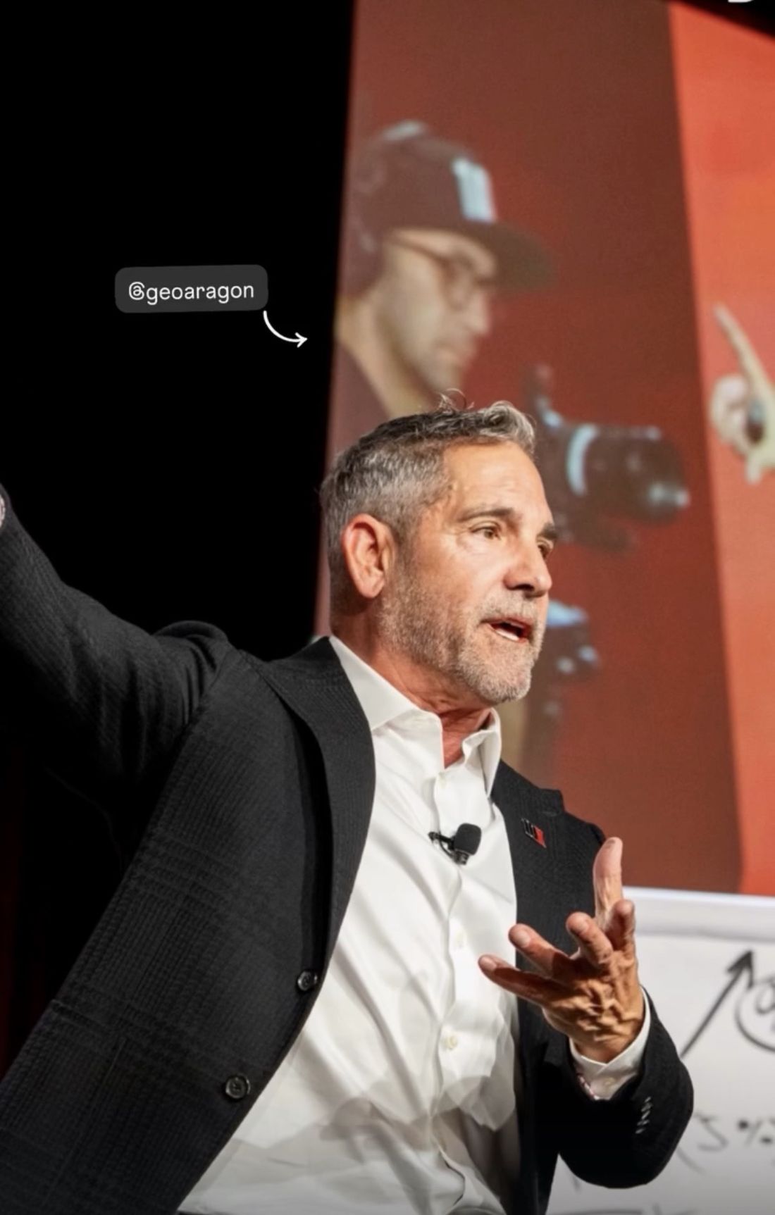 Grant Cardone en el escenario durante un evento 10X, fotografía de Geo Aragón