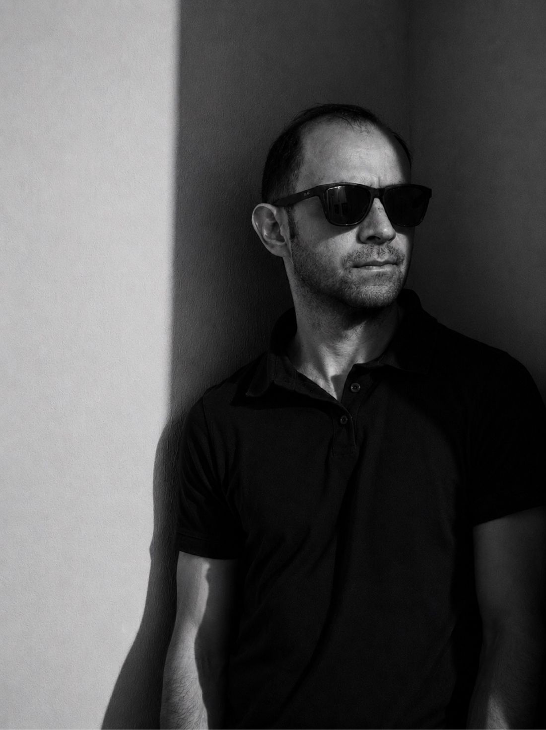 Retrato de Geo Aragón, retrato en blanco y negro con gafas de sol