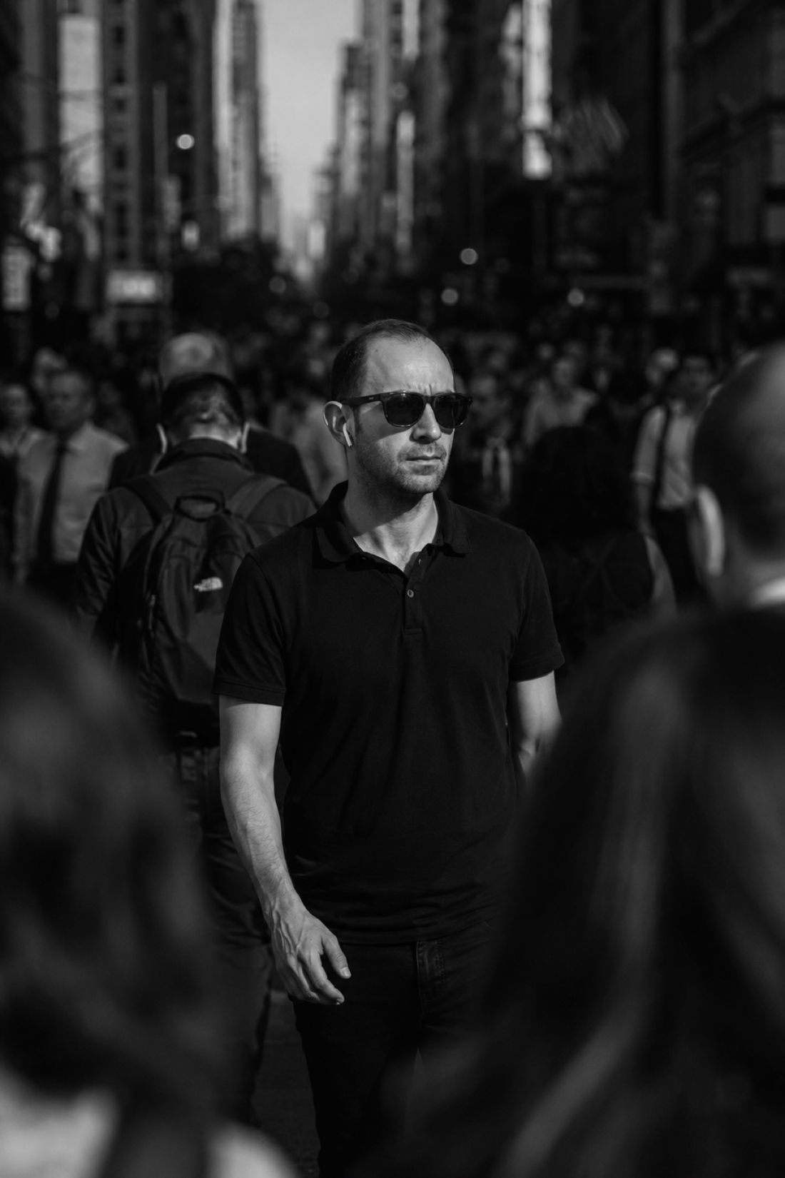 Retrato de Geo Aragón, en blanco y negro entre la multitud