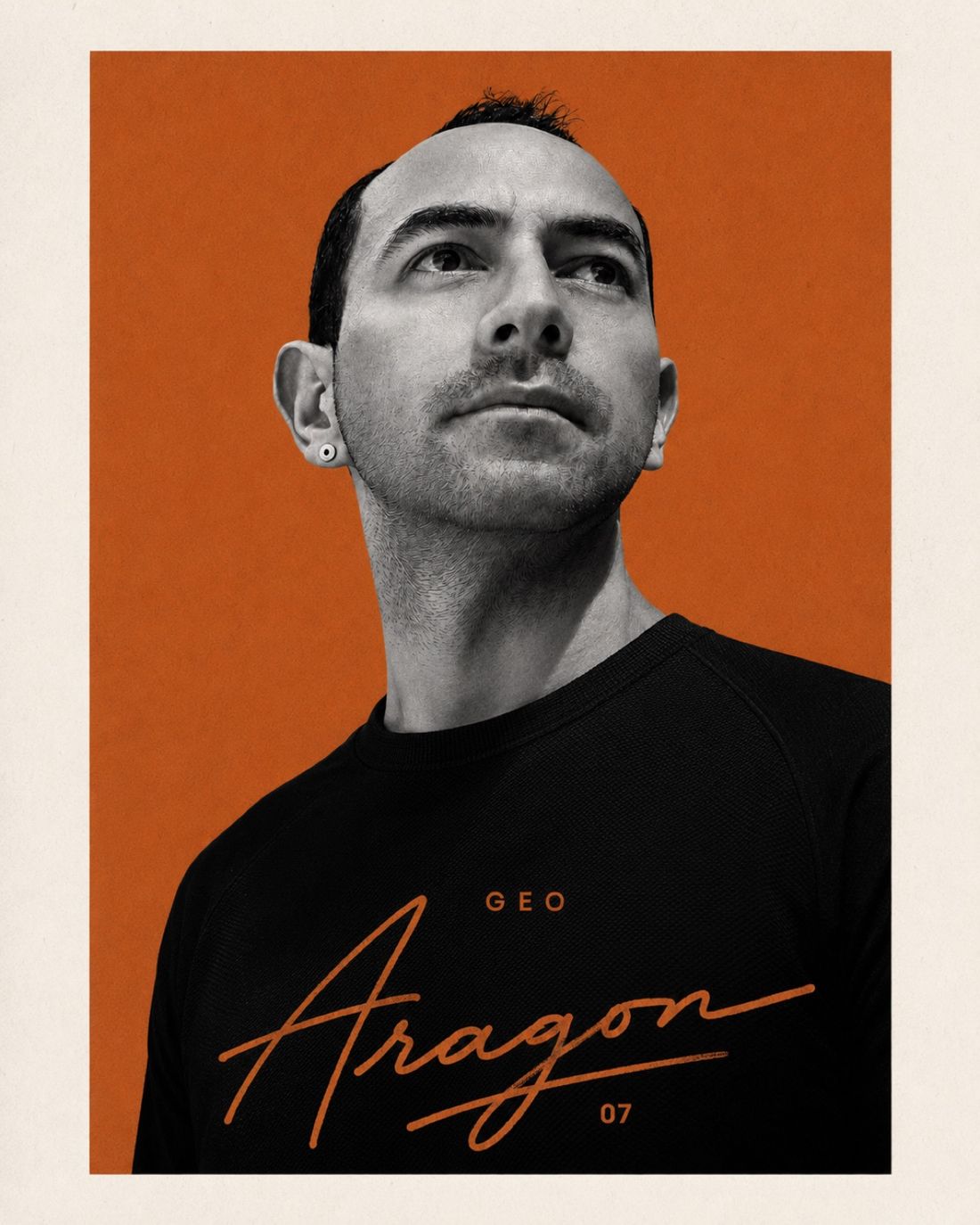 Retrato de Geo Aragón, retrato sobre fondo naranja